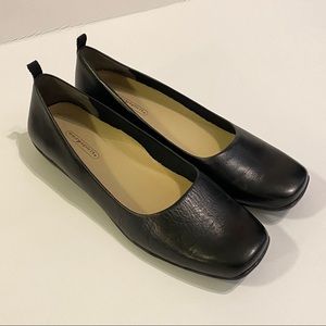 8.5 Easy Spirit black flats